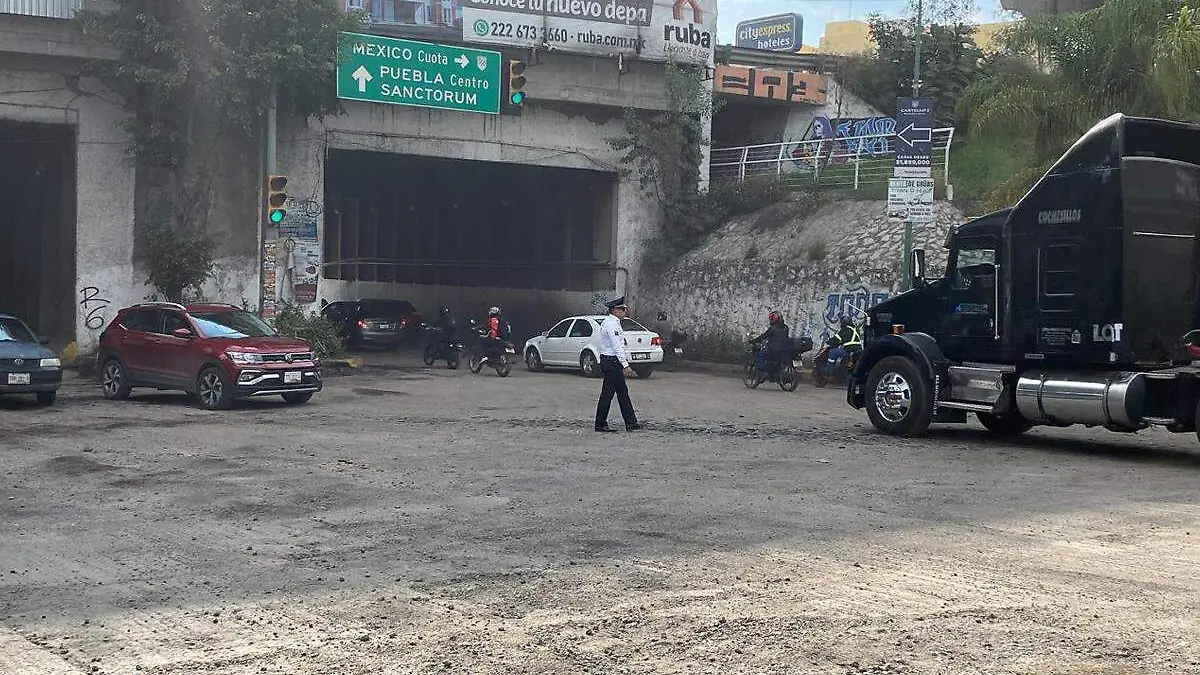 caos vial en crucero cercano a Parque Finsa en Cuautlancingo